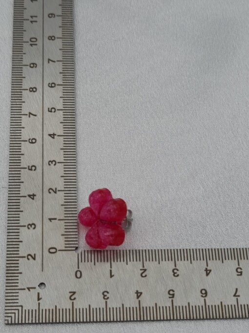 Handgemaakte epoxy oorstekers 'bloem facet' - roze