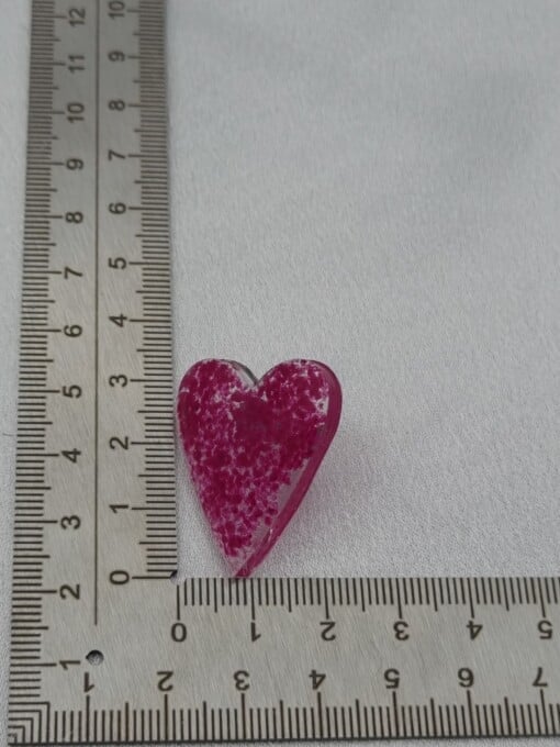 Handgemaakte epoxy oorstekers 'hart groot' - roze flakes