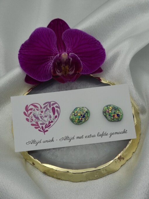 Handgemaakte epoxy oorstekers 'kiezel' - mint glitter