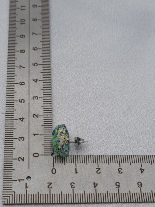 Handgemaakte epoxy oorstekers 'kiezel' - mint glitter