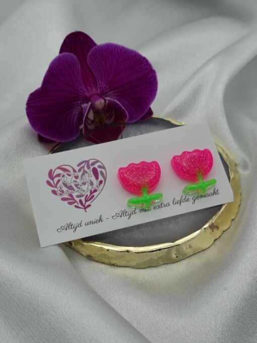 Handgemaakte epoxy oorstekers 'tulp' - neon roze