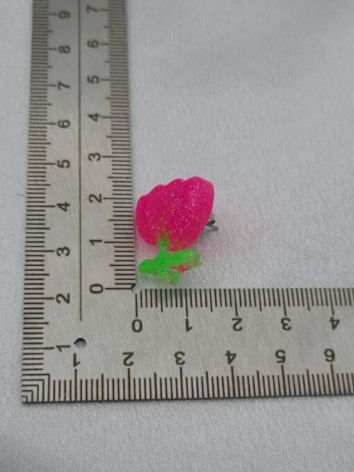 Handgemaakte epoxy oorstekers 'tulp' - neon roze