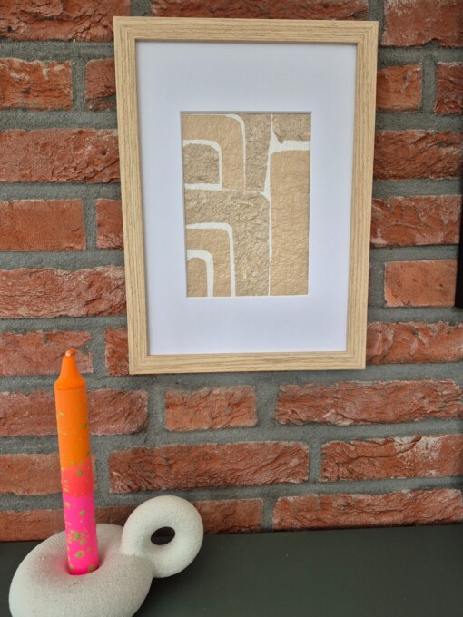 Handgeschept papier abstracte vormen in een houtkleurige A4 lijst