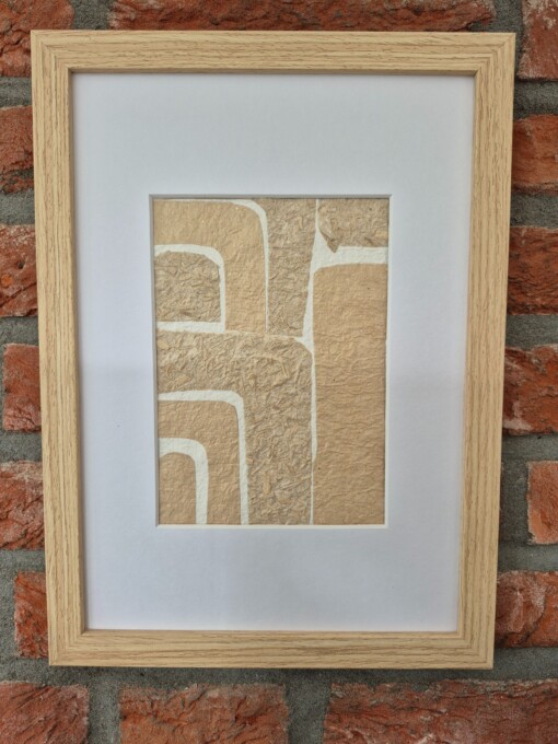 Handgeschept papier abstracte vormen in een houtkleurige A4 lijst