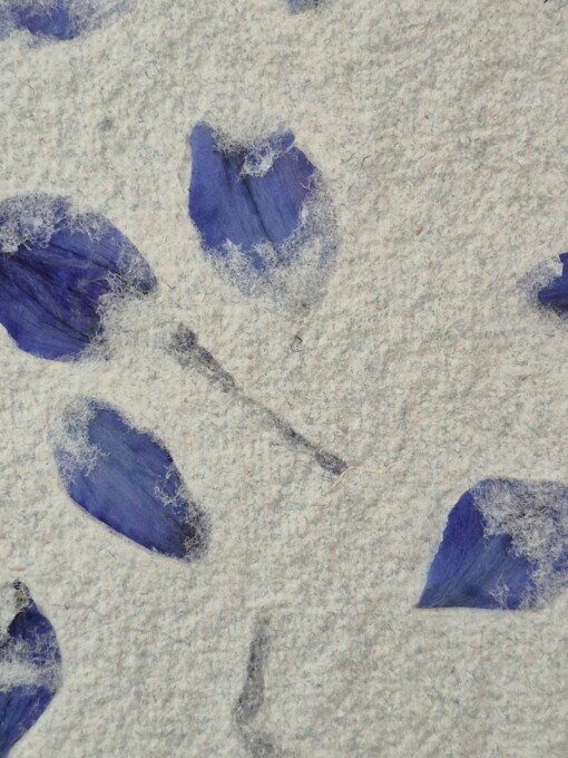 Handgeschept papier met accenten van blauwe bloemblaadjes in een donkergroene A4 lijst