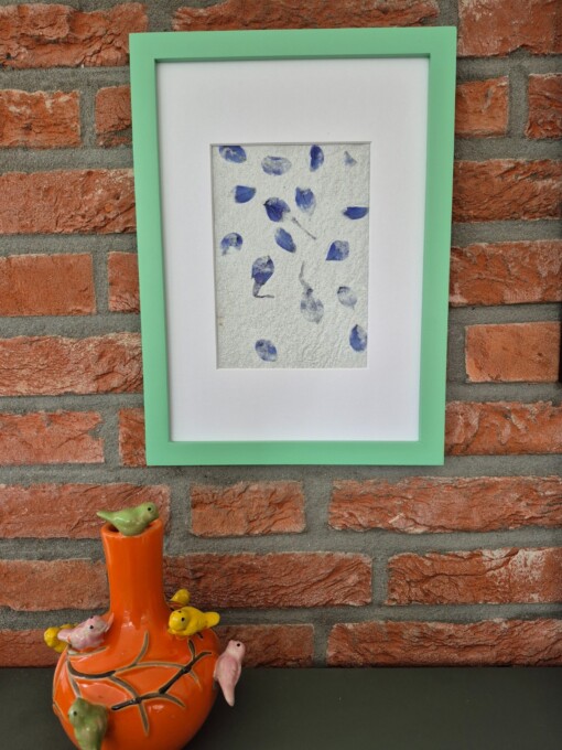 Handgeschept papier met accenten van blauwe bloemblaadjes in een donkergroene A4 lijst