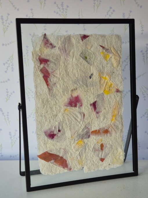 Handgeschept papier met tulpenblad ingelijst in een moderne zwarte lijst 13x18