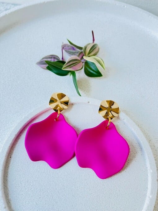 Grote fuchsia oorbellen met bloemblaadjes