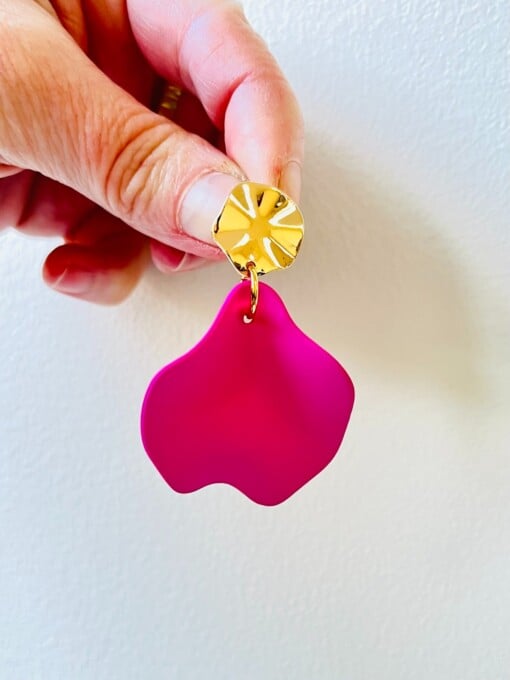 Grote fuchsia oorbellen met bloemblaadjes
