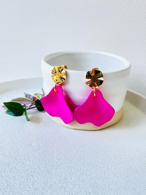 Grote fuchsia oorbellen met bloemblaadjes