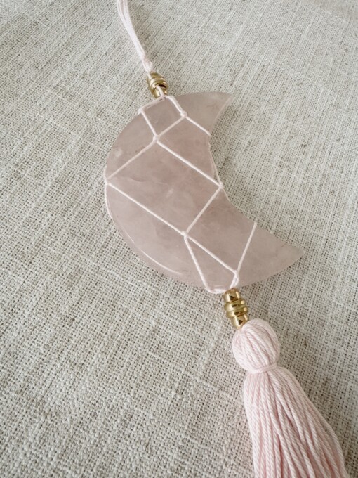 Rozenkwarts maan hanger. Liefde, harmonie en emotionele heling