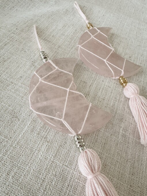 Rozenkwarts maan hanger. Liefde, harmonie en emotionele heling