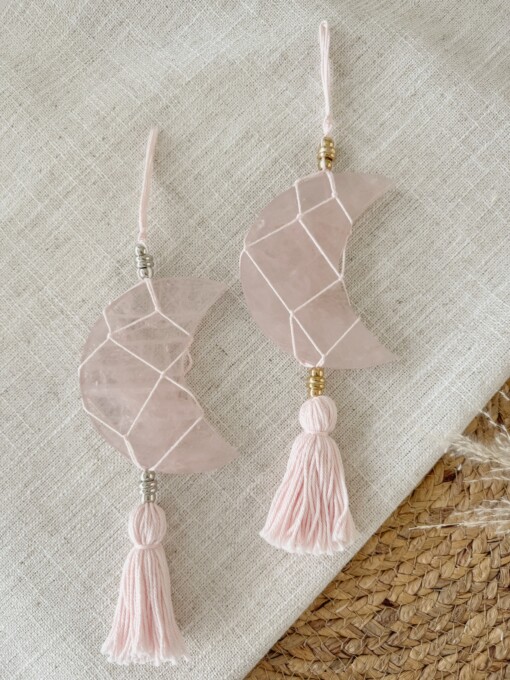 Rozenkwarts maan hanger. Liefde, harmonie en emotionele heling