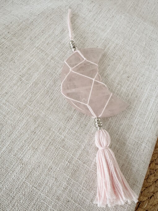 Rozenkwarts maan hanger. Liefde, harmonie en emotionele heling