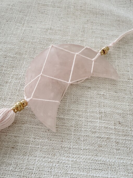 Rozenkwarts maan hanger. Liefde, harmonie en emotionele heling
