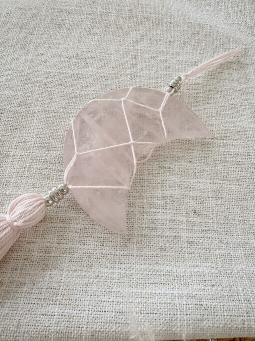 Rozenkwarts maan hanger. Liefde, harmonie en emotionele heling