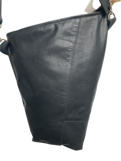 Stoere schoudertas gemaakt van denim g star spijkerbroek en zwart leer in het achterpand met gouden voering.