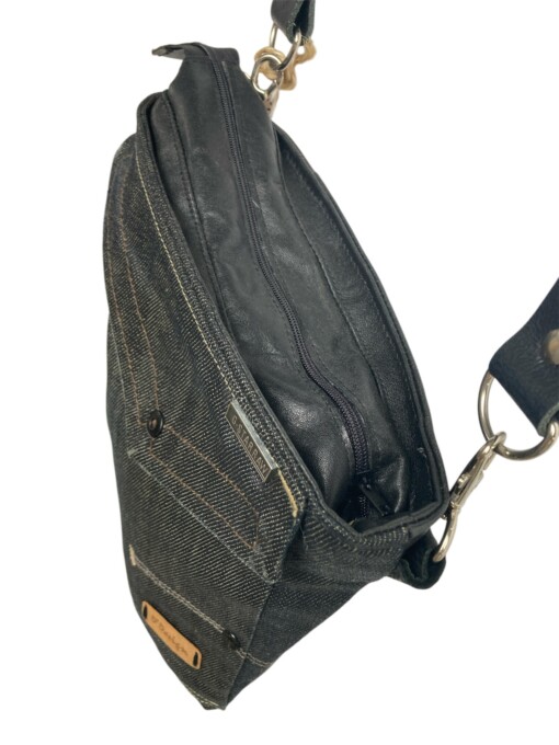 Stoere schoudertas gemaakt van denim g star spijkerbroek en zwart leer in het achterpand met gouden voering.