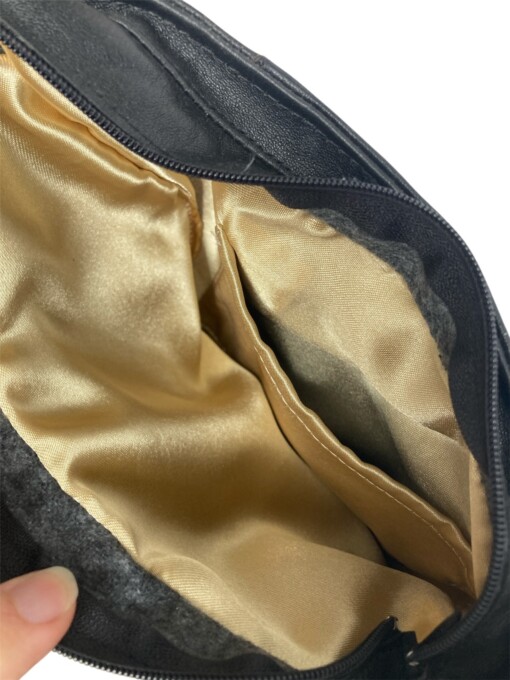 Stoere schoudertas gemaakt van denim g star spijkerbroek en zwart leer in het achterpand met gouden voering.