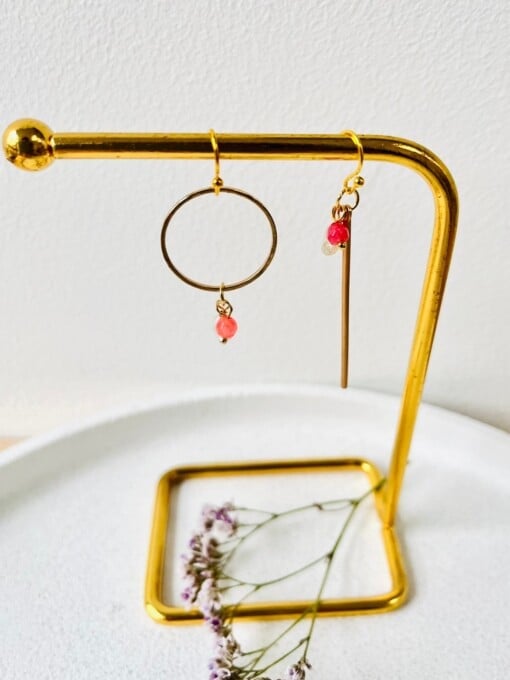 Asymmetrische oorbellen met glassteentjes of natuursteentjes in wit en roze