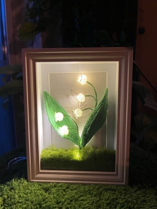 Gehaakte Bloemenlamp met LED – Lelietje-van-dalen in Lijst met Mos