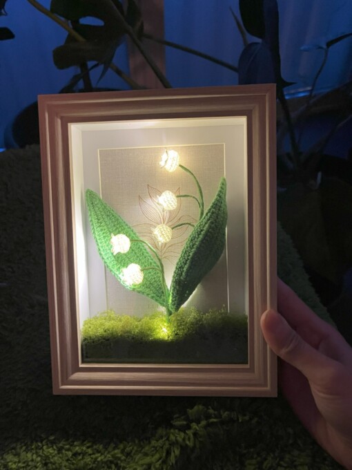 Gehaakte Bloemenlamp met LED – Lelietje-van-dalen in Lijst met Mos