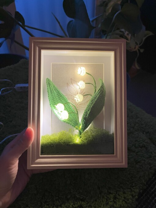 Gehaakte Bloemenlamp met LED – Lelietje-van-dalen in Lijst met Mos