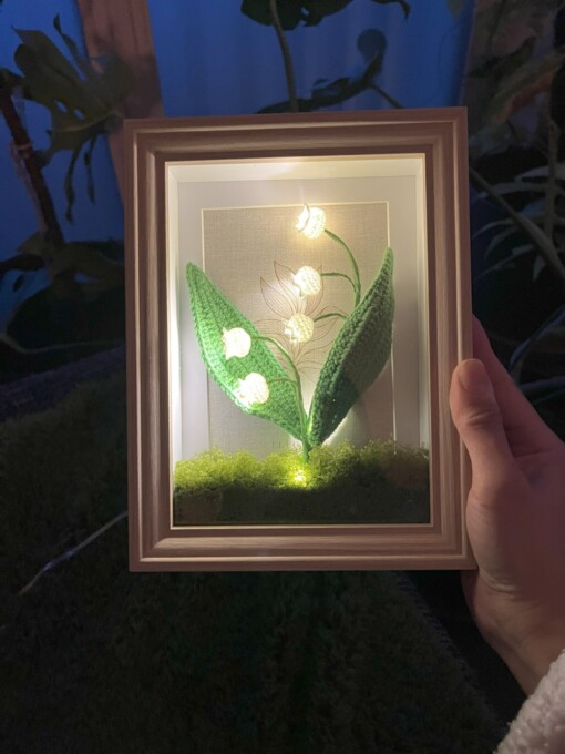 Gehaakte Bloemenlamp met LED – Lelietje-van-dalen in Lijst met Mos