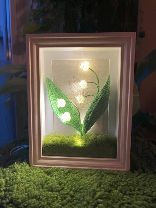 Gehaakte Bloemenlamp met LED – Lelietje-van-dalen in Lijst met Mos