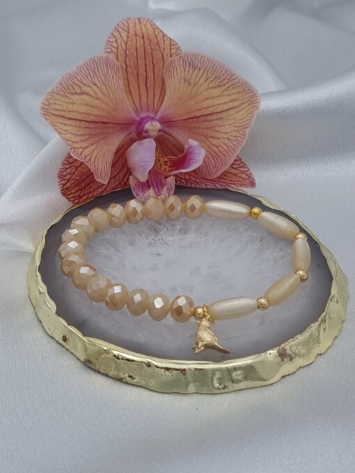 Handgemaakte armband met vergulde bedel - beige