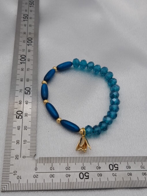 Handgemaakte armband met vergulde bedel - petrol