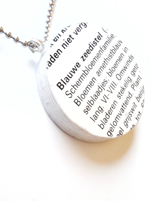 Ketting met papieren hanger, blauwe zeedistel, duurzaam sieraad