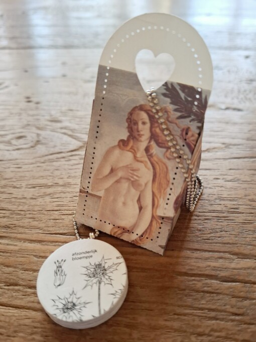 Ketting met papieren hanger, blauwe zeedistel, duurzaam sieraad