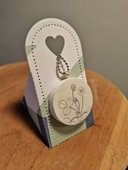 Ketting met papieren hanger, leverbloempje, duurzaam sieraad,  ⁸