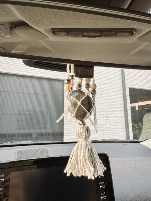 Labradoriet hanger voor in de auto: bescherming en intuïtie onderweg