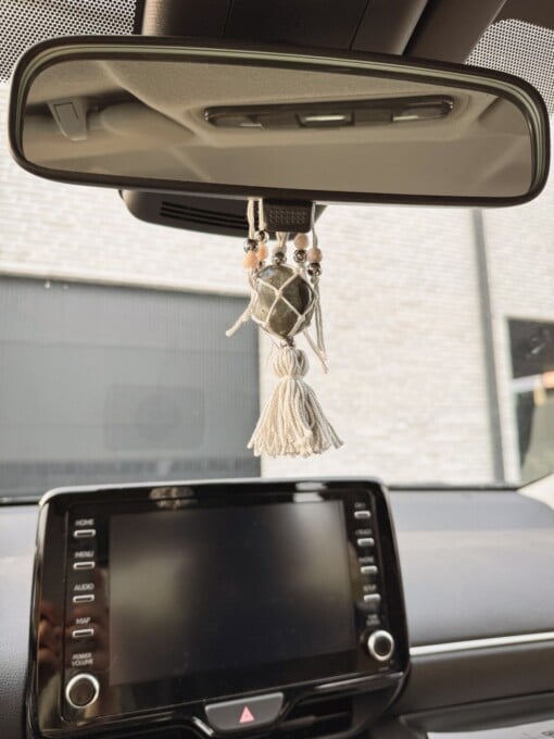 Labradoriet hanger voor in de auto: bescherming en intuïtie onderweg