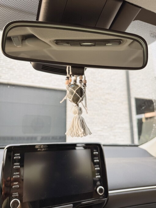 Labradoriet hanger voor in de auto: bescherming en intuïtie onderweg