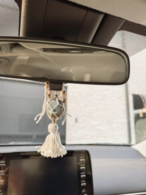 Labradoriet hanger voor in de auto: bescherming en intuïtie onderweg