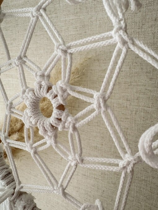 Macramé dromenvanger met gouden driehoek: rozenkwarts, bergkristal en amethist voor balans en bescherming