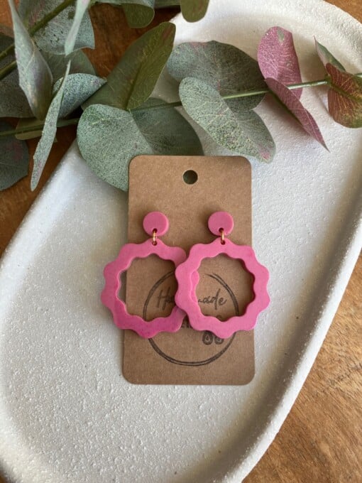 Moderne roze epoxy oorbellen