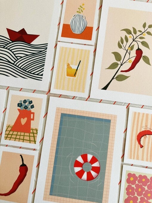 Rood bootje op golven kunstprint – rustgevende zee illustratie | A4 poster 21x30 cm