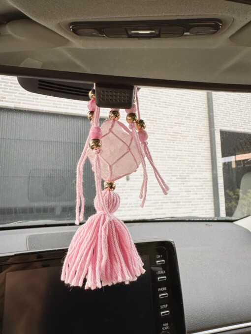 Rozenkwarts hanger voor in de auto: liefdevolle energie voor onderweg