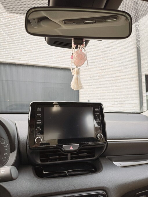 Rozenkwarts hanger voor in de auto: liefdevolle energie voor onderweg