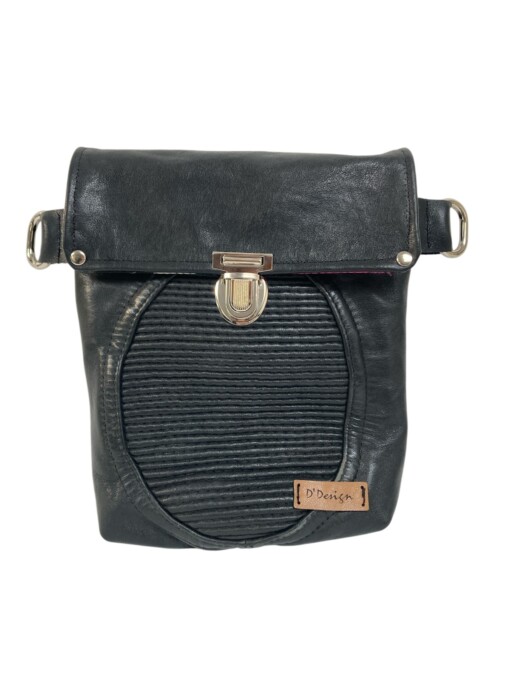 Stoere zwarte leren schoudertas van vintage motorjack met vrolijke felroze bloemige voering