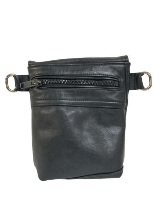 Stoere zwarte leren schoudertas van vintage motorjack met vrolijke felroze bloemige voering