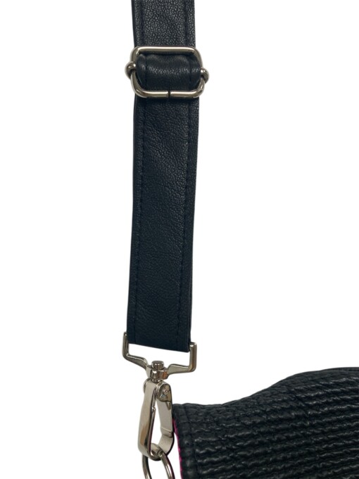 Stoere zwarte leren schoudertas van vintage motorjack met vrolijke felroze bloemige voering