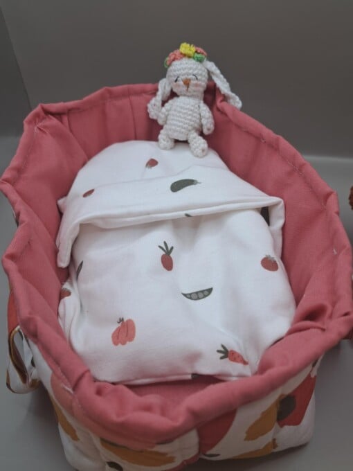 gehaakte knuffel bijenmeisje met konijntje in draagmandje