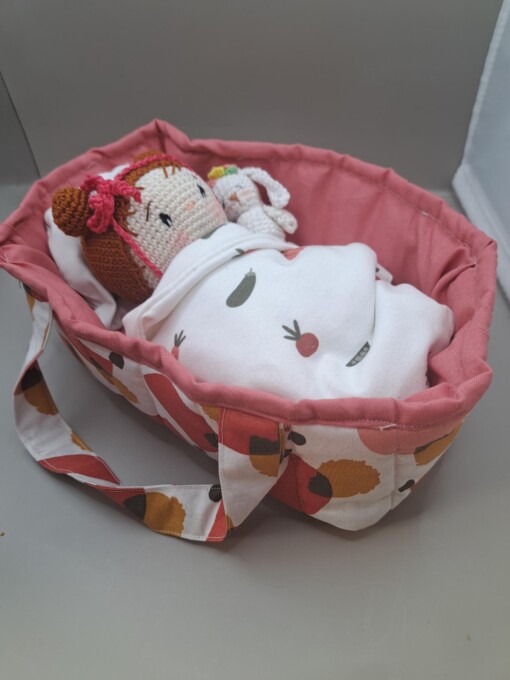 gehaakte knuffel bijenmeisje met konijntje in draagmandje