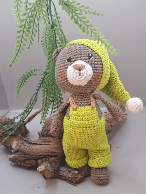 gehaakte knuffel bruine beertje met tuinbroek en grote muts