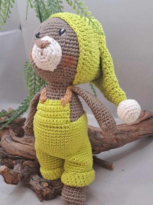 gehaakte knuffel bruine beertje met tuinbroek en grote muts